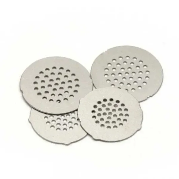 Varias rejillas de repuesto X-vape Ace, circulares y de tono plateado, con perforaciones centrales, superpuestas sobre fondo blanco.