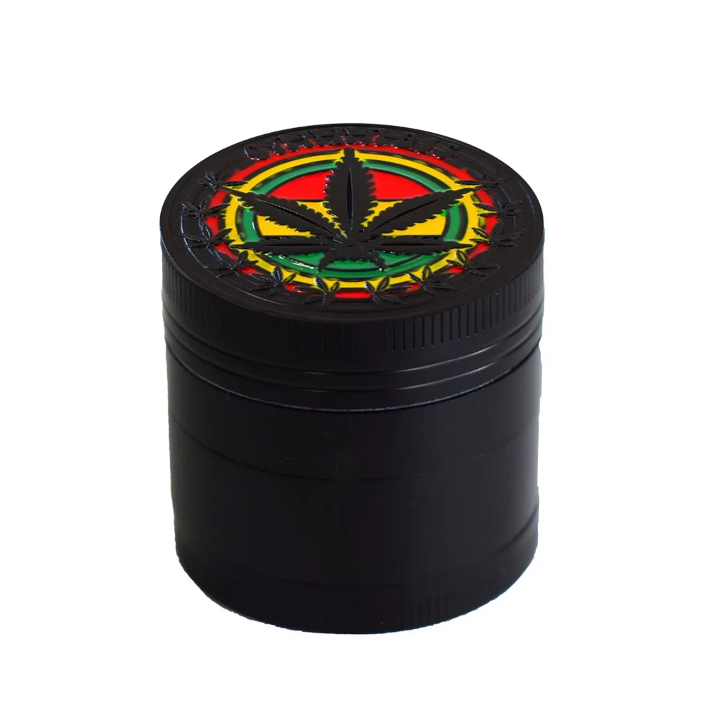 Grinder Rasta Black negro, visto en perspectiva, con hoja de cannabis sobre círculos rojos, amarillos y verdes en la tapa.