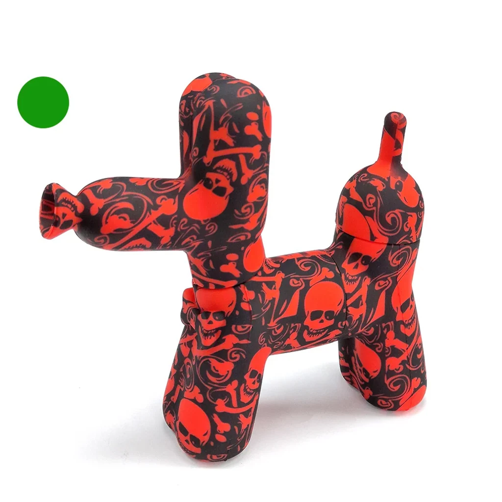 Bong Balloon Dog con forma de perro de globos, estampado rojo y negro de calaveras y huesos sobre fondo blanco.