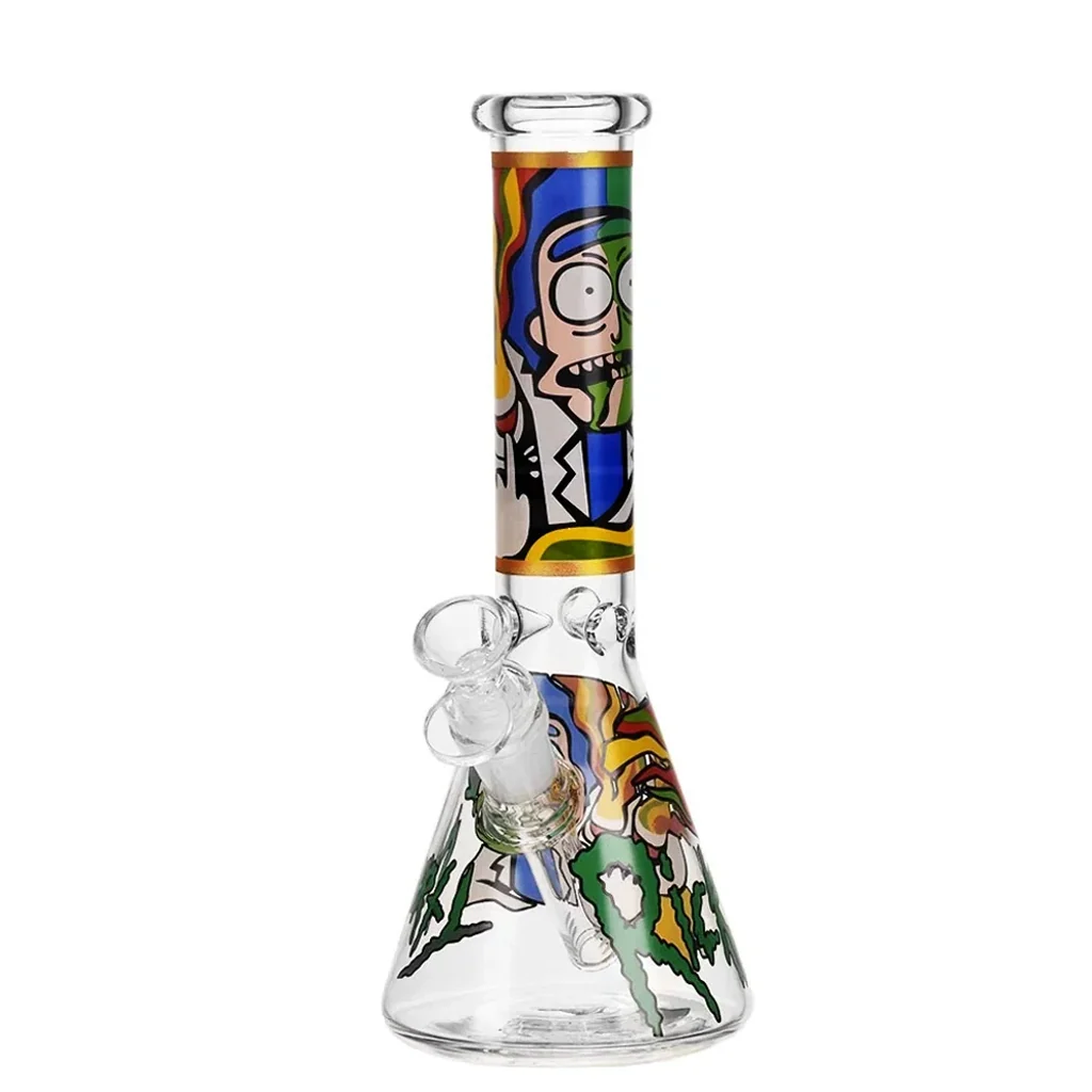Bong de cristal transparente con base ancha, cazoleta lateral y cuello largo decorado con dibujos multicolores de Rick y Morty.