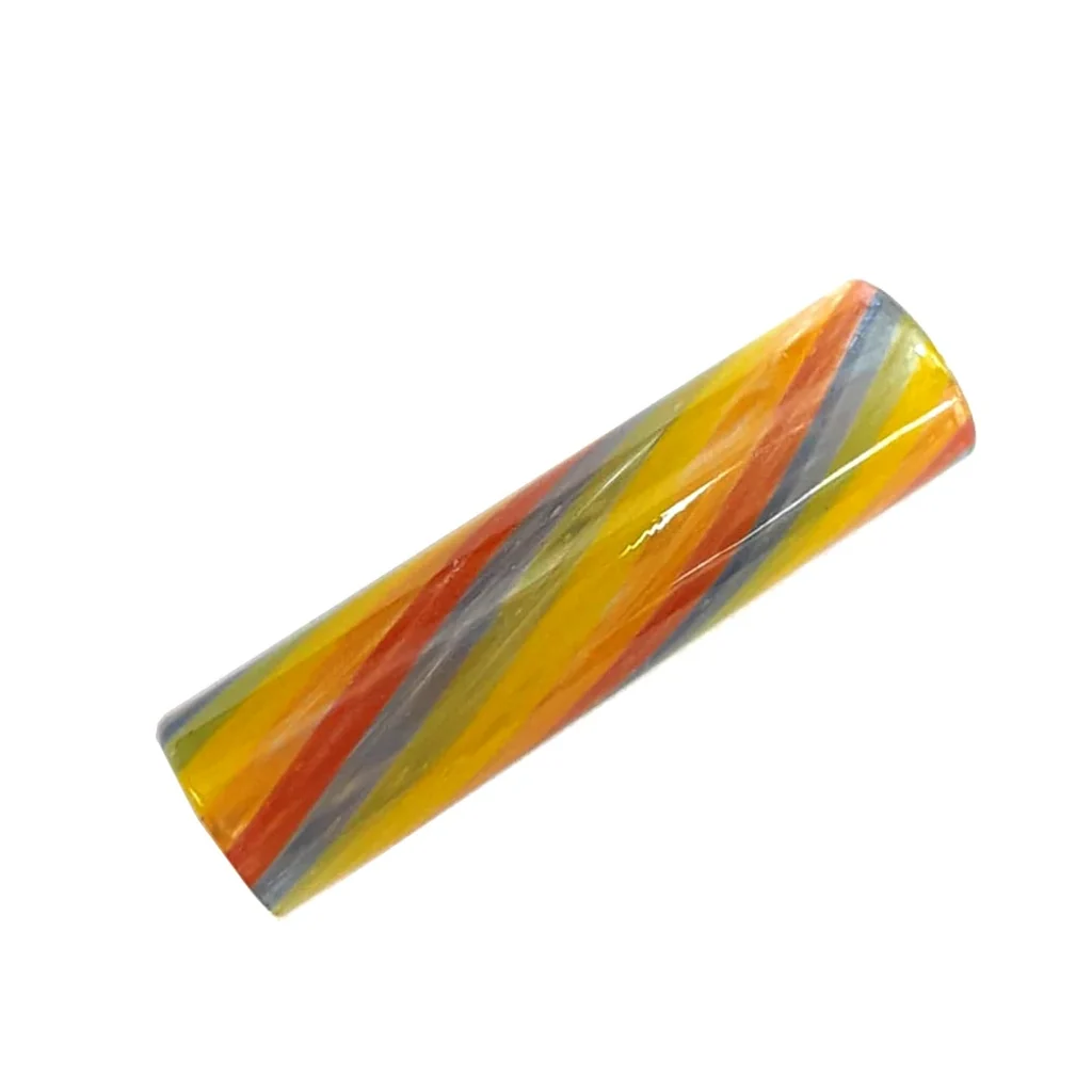 Filtro de cristal Rainbow con franjas diagonales amarillas, naranjas y grises, colocado en diagonal sobre fondo blanco.