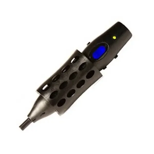 Vaporizador Vapir Oxigen en diagonal, con carcasa oscura perforada, pantalla azul, indicador amarillo y boquilla estrecha. Vaporizador Vapir Oxigen en diagonal, con carcasa oscura perforada, pantalla azul, indicador amarillo y boquilla estrecha.