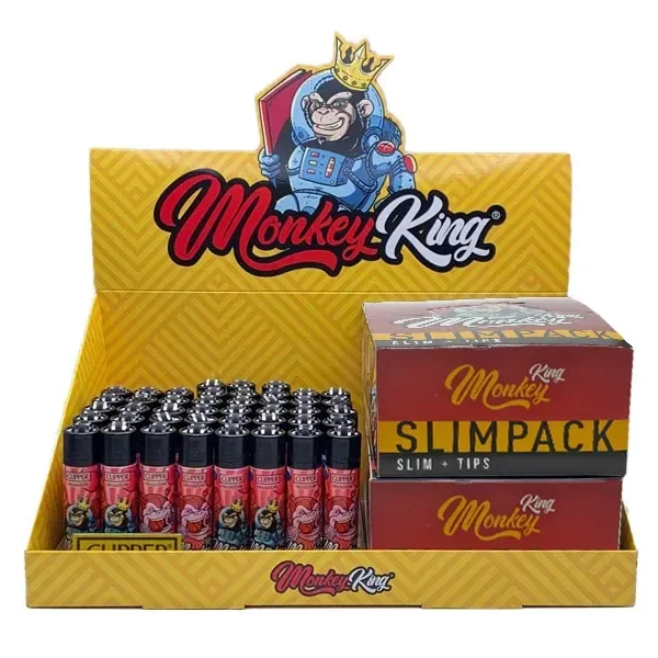 Expositor amarillo Monkey King con encendedores Clipper rojos y cajas Slimpack de papel y tips, coronado por un mono con corona.