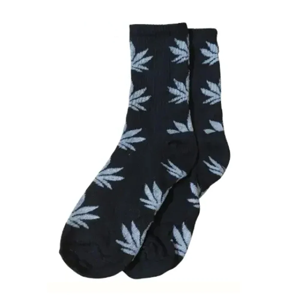 Calcetines negros de caña alta con estampado de hojas de cannabis grises, superpuestos sobre fondo blanco.