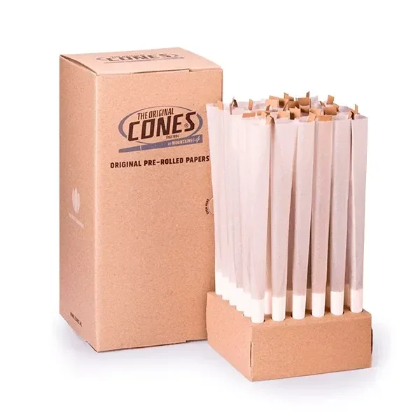 Caja de cartón Cones Original junto a varios conos de papel prerollados, colocados verticalmente en un soporte de cartón.
