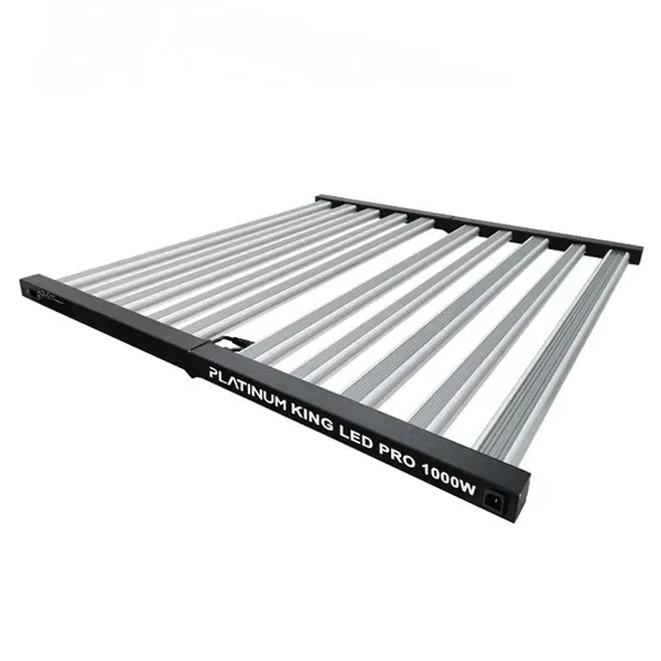 Panel LED Platinum King LED Pro 1000W en perspectiva, con barras paralelas plateadas y soportes negros sobre fondo blanco.