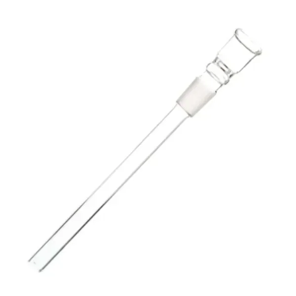 Cazoleta con tubo largo de cristal transparente para bong, colocada en diagonal sobre fondo blanco, con unión esmerilada.