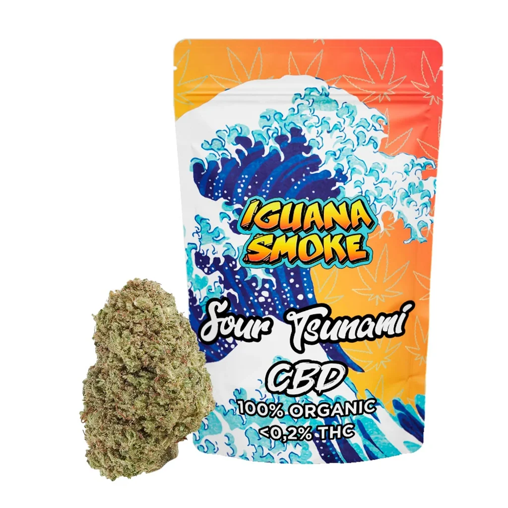 Cogollo junto a una bolsa de Iguana Smoke Sour Tsunami CBD, decorada con olas azules sobre fondo naranja y amarillo.