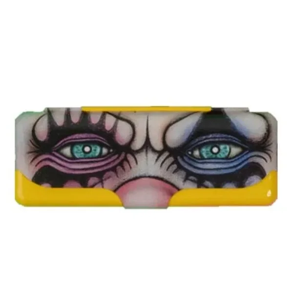 Cajita Rolling Circus Edgar Allan vista de frente, con bordes amarillos y un rostro ilustrado de ojos turquesa y contornos rosas y azules.