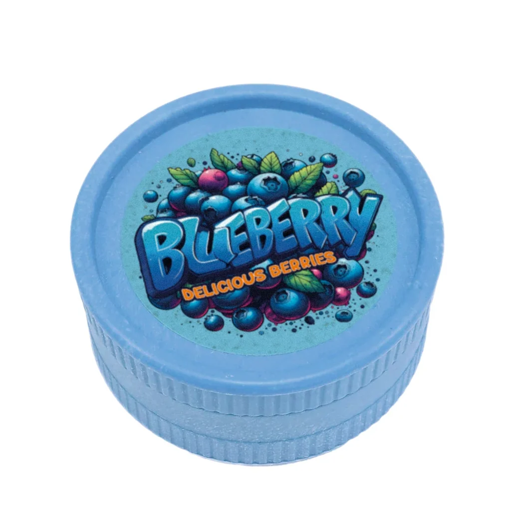 Grinder Blueberry azul, visto en perspectiva, con bordes estriados y una ilustración de arándanos y hojas en la tapa.