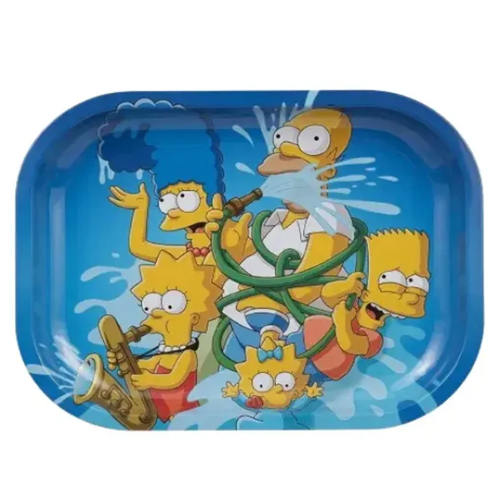 Bandeja azul rectangular de esquinas redondeadas, decorada con la familia Simpson entre mangueras y chorros de agua.