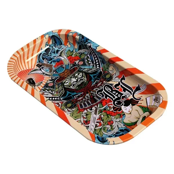 Bandeja rectangular de bordes redondeados, con ilustraciones japonesas de guerrero y geisha y franjas rojas y crema.