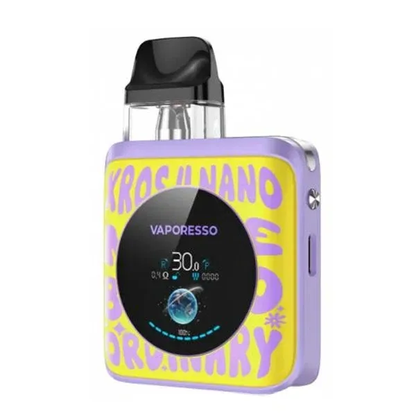 Vapeador Vaporesso Xros 4 Nano Yellow con frontal amarillo y letras lilas, pantalla circular negra y boquilla negra. Vapeador Vaporesso Xros 4 Nano Yellow con frontal amarillo y letras lilas, pantalla circular negra y boquilla negra.
