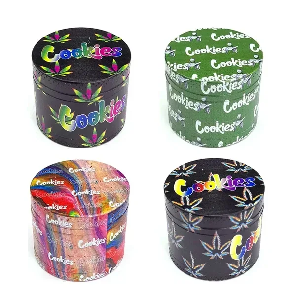 Selección de grinders cilíndricos Cookies con diseños negros, verde y multicolor, decorados con letras y hojas.
