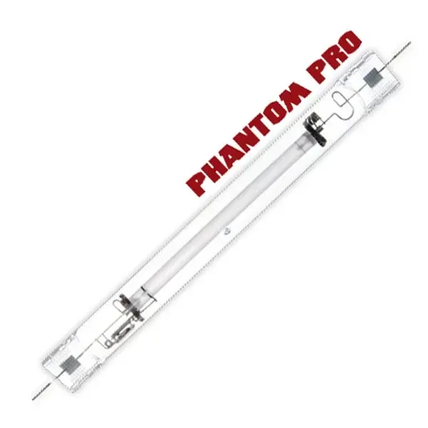 Bombilla HPS Phantom Pro de doble extremo, con tubo transparente alargado y contactos en ambos extremos, dispuesta en diagonal sobre fondo blanco. Bombilla HPS Phantom Pro de doble extremo, con tubo transparente alargado y contactos en ambos extremos, dispuesta en diagonal sobre fondo blanco.