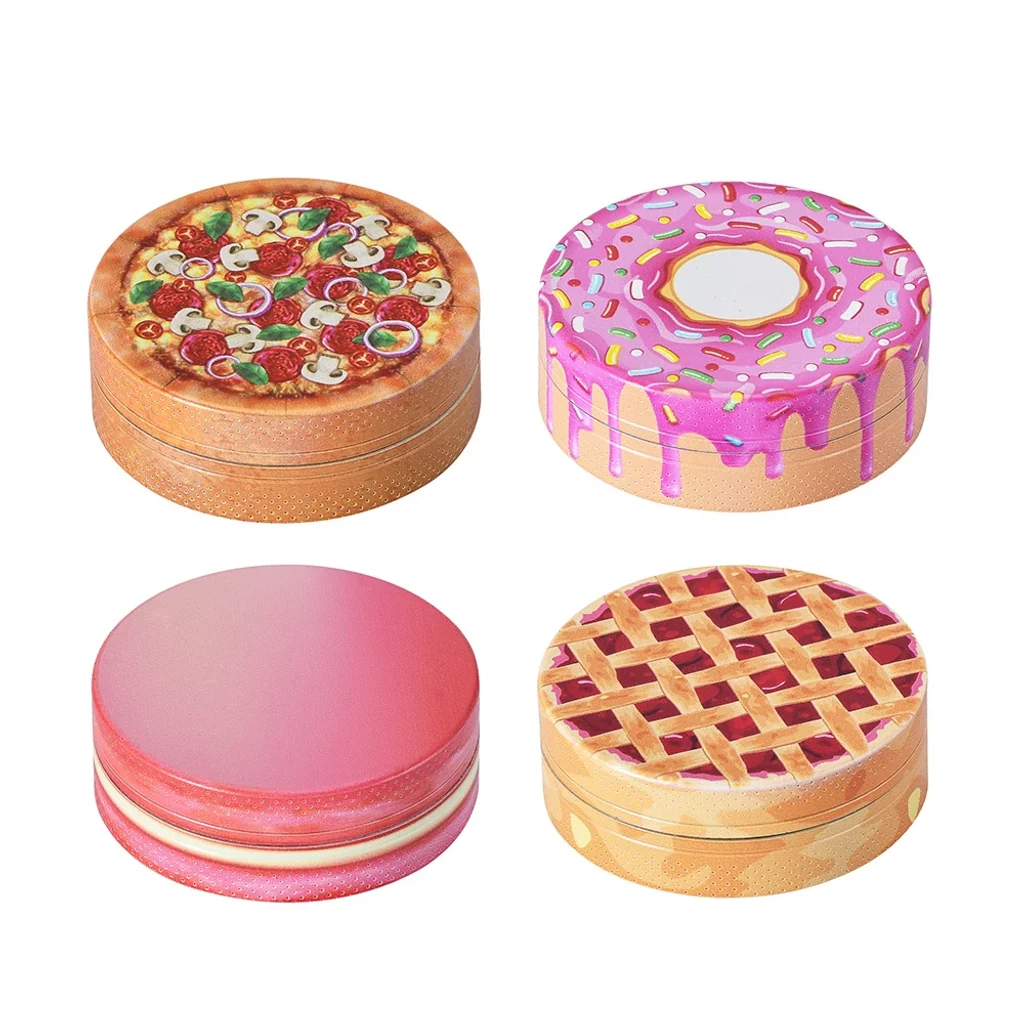 Selección de cuatro modelos de grinder Foodie con diseños de pizza, dónut rosa con virutas, macaron rosa y tarta de rejilla sobre fondo blanco.