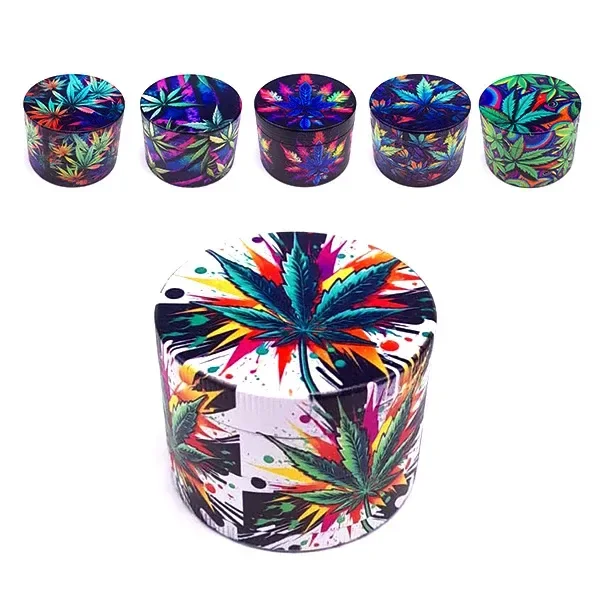 Selección de grinders cilíndricos con hojas de cannabis multicolores; un modelo de fondo blanco aparece ampliado en primer plano.