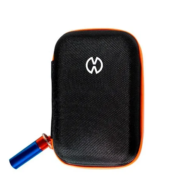 Estuche Mighty de STORZ & BICKEL negro, con textura tramada, borde naranja, logotipo blanco y tirador azul y rojo sobre fondo blanco.