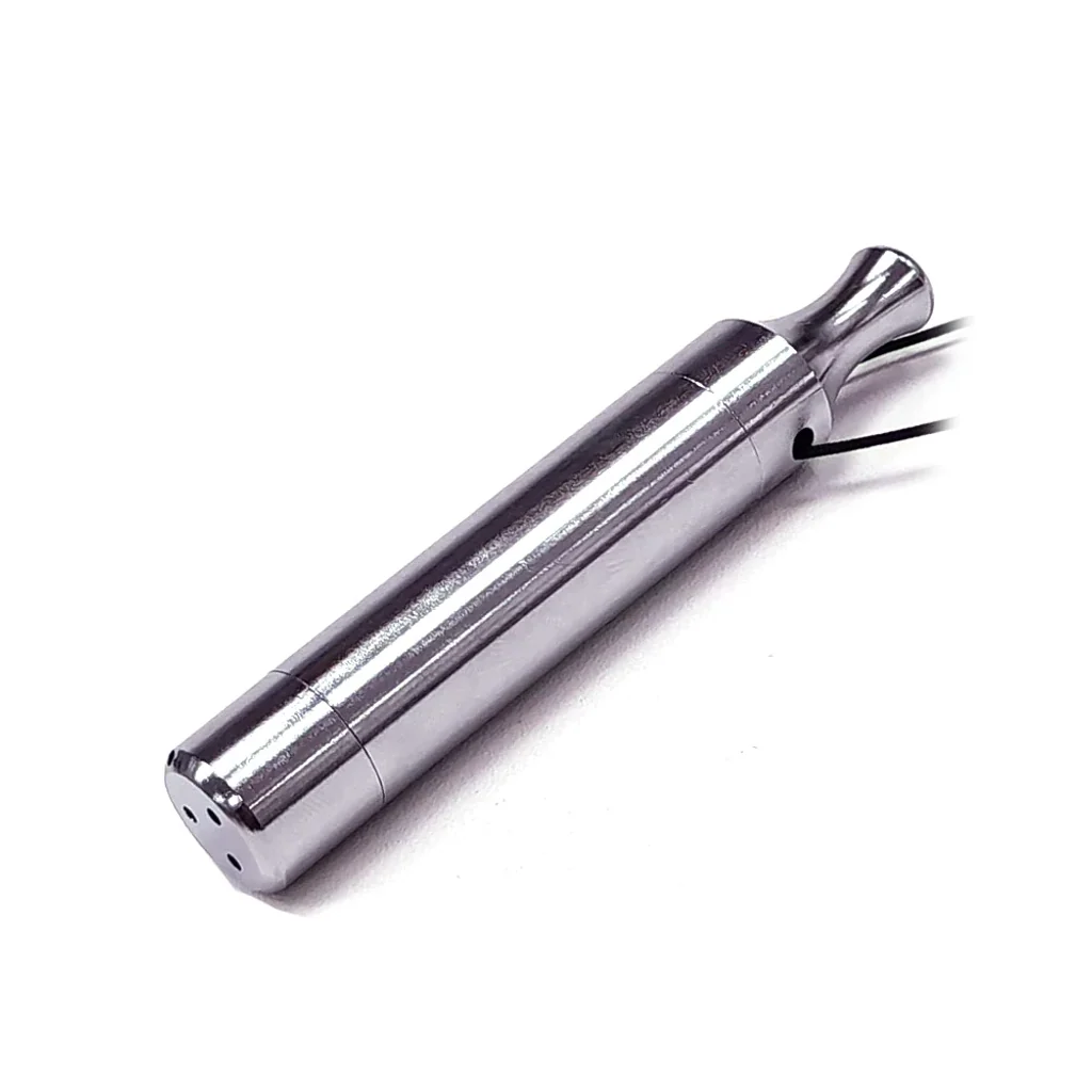 Pipa metálica Torpedo Silver de cuerpo cilíndrico plateado, con boquilla estrecha y orificios en el extremo, colocada en diagonal.