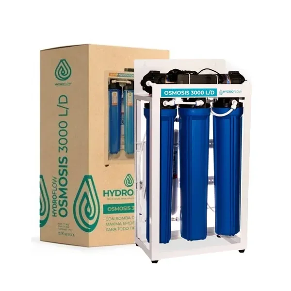 Filtro de ósmosis inversa Hydroflow con carcasas azules, estructura blanca y caja al fondo; rótulo «OSMOSIS 3000 L/D». Filtro de ósmosis inversa Hydroflow con carcasas azules, estructura blanca y caja al fondo; rótulo «OSMOSIS 3000 L/D».