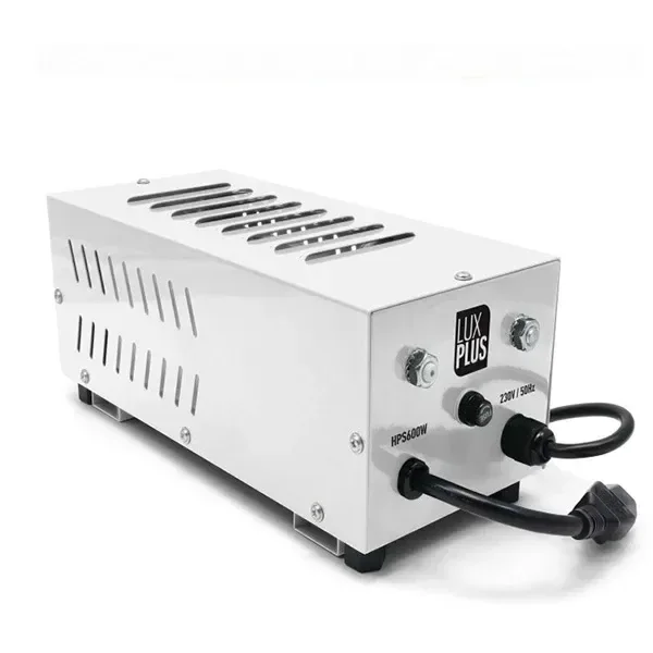 Balastro Lux Plus con carcasa plateada rectangular, ranuras de ventilación y cables negros; frontal rotulado HPS 600 W.