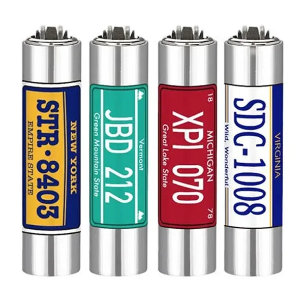 Cuatro modelos de encendedor Clipper con funda metálica y diseños de matrículas en azul y amarillo, verde, rojo y blanco con azul.