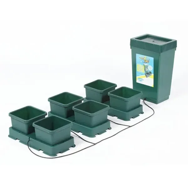 Sistema Easy2Grow de AutoPot con macetas cuadradas verdes sobre bandejas, conectadas mediante tubos a un depósito con tapa.