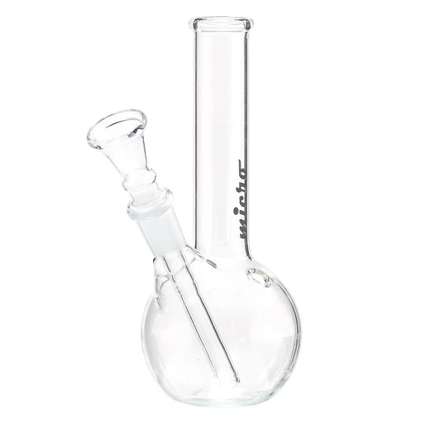 Bong de cristal transparente con base redondeada, cuello recto y cazoleta lateral inclinada, aislado sobre fondo blanco.