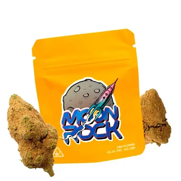 Bolsa amarilla Moon Rock con dibujo de un cohete ante la luna, flanqueada por cogollos de superficie granulada marrón dorada.