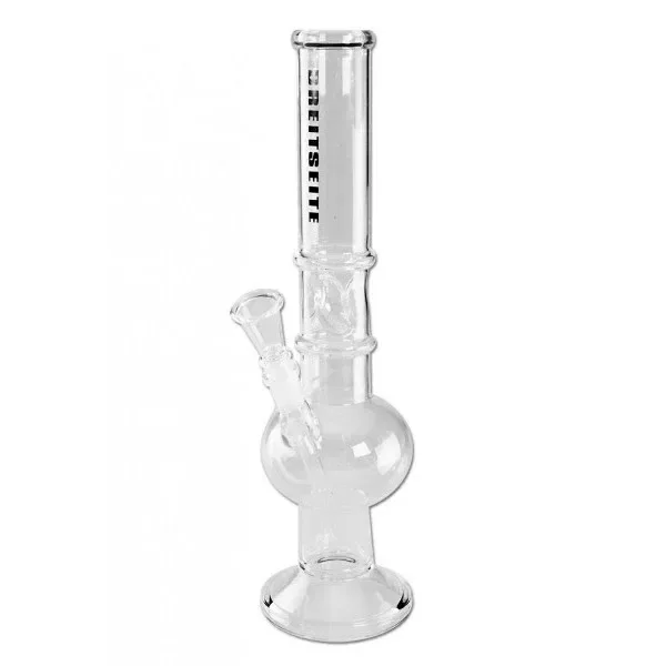 Bong transparente Breitseite con tubo vertical, cámara esférica, base circular y cazoleta lateral inclinada sobre fondo blanco.