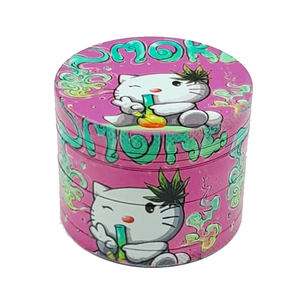 Grinder Hello Kitty Smoke rosa, con dibujos de una gata con pipa de agua, hojas verdes y letras decorativas, sobre fondo blanco.