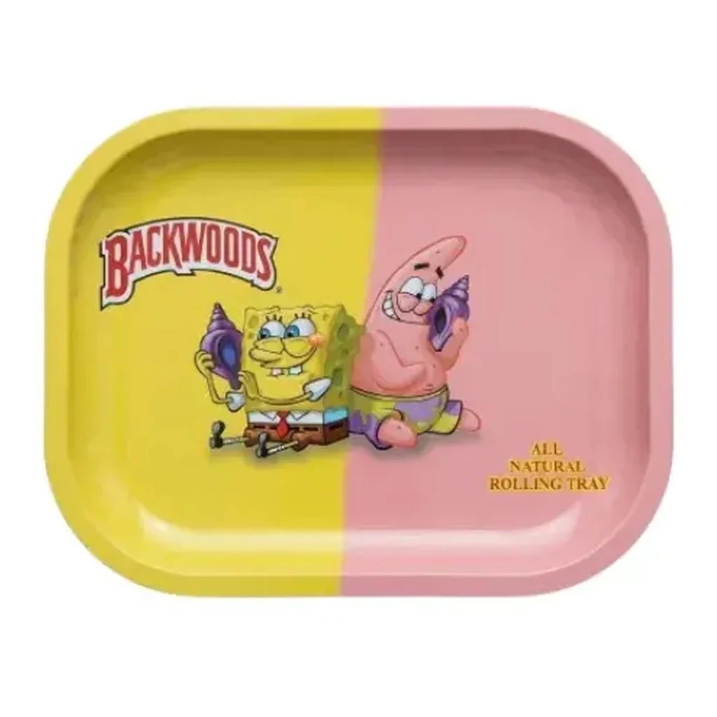 Bandeja rectangular de bordes elevados, amarilla y rosa, con Bob Esponja y Patricio y el texto «Backwoods».