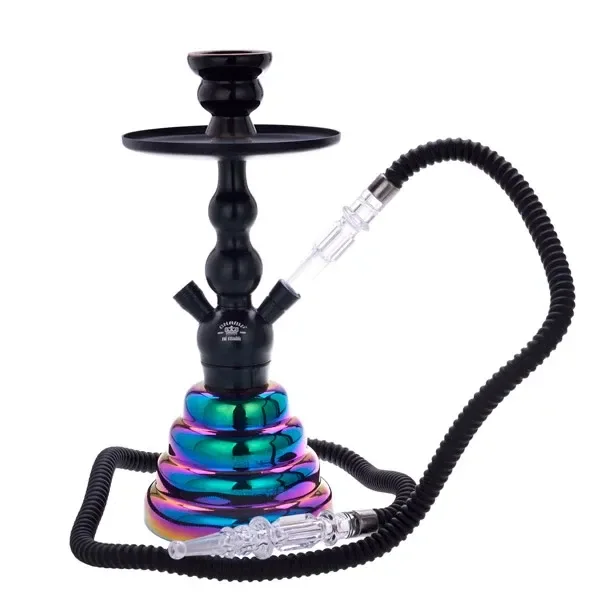Shisha Al Malik Fes con cuerpo negro, base escalonada de acabado multicolor y manguera negra con boquilla transparente.