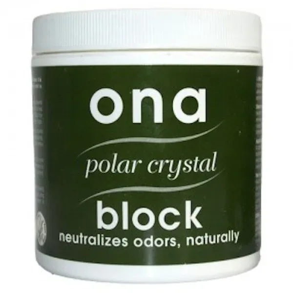 Bote blanco de Ona Block Polar Crystal con tapa estriada y etiqueta verde oscuro con el nombre del producto.