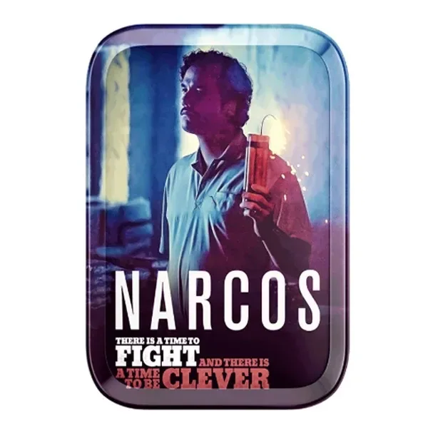 Bandeja Narcos de bordes redondeados, con un hombre que sostiene un objeto con una chispa y el título NARCOS en letras blancas.