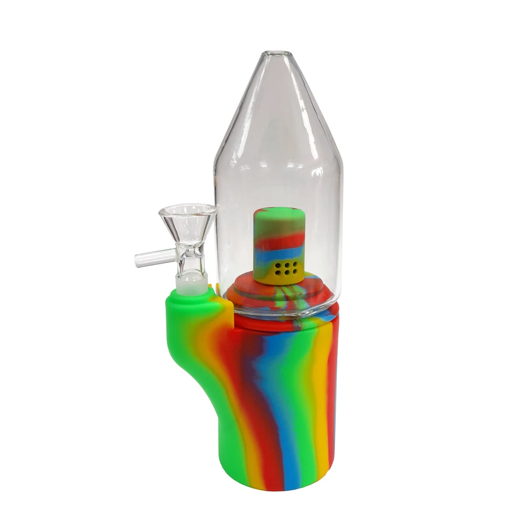 Bong con base de silicona de franjas multicolor, cámara transparente de forma cónica y cazoleta lateral de vidrio sobre fondo blanco.