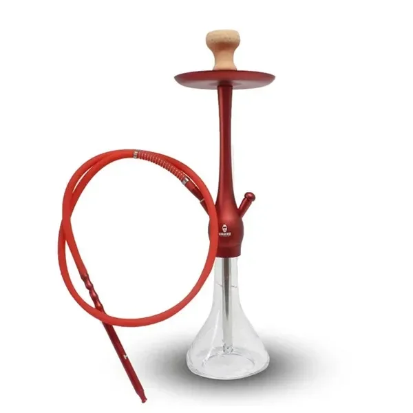 Shisha Hookah Met Red con cuerpo rojo alargado, base transparente, cazoleta beige y manguera roja enrollada a un lado.