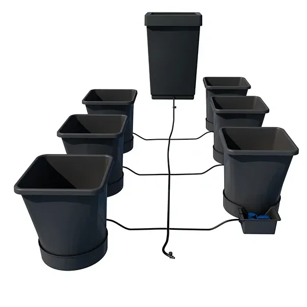 Sistema AutoPot XL con macetas negras sobre bases conectadas mediante tubos a un depósito elevado, sobre fondo blanco.