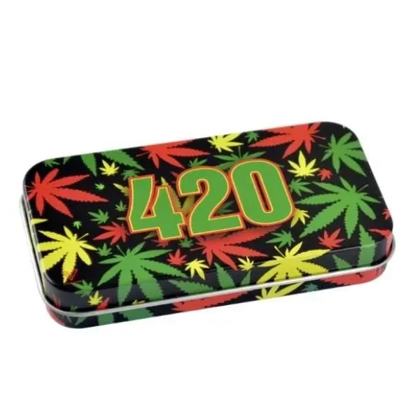 Caja rectangular 420 Rasta Leaves vista en perspectiva, negra con hojas de cannabis verdes, amarillas y rojas y un gran 420 en la tapa.