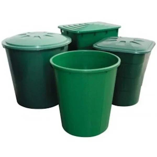 Selección de depósitos verdes de formas redondas y rectangulares, varios con tapa y uno abierto en primer plano, sobre fondo blanco. Selección de depósitos verdes de formas redondas y rectangulares, varios con tapa y uno abierto en primer plano, sobre fondo blanco.