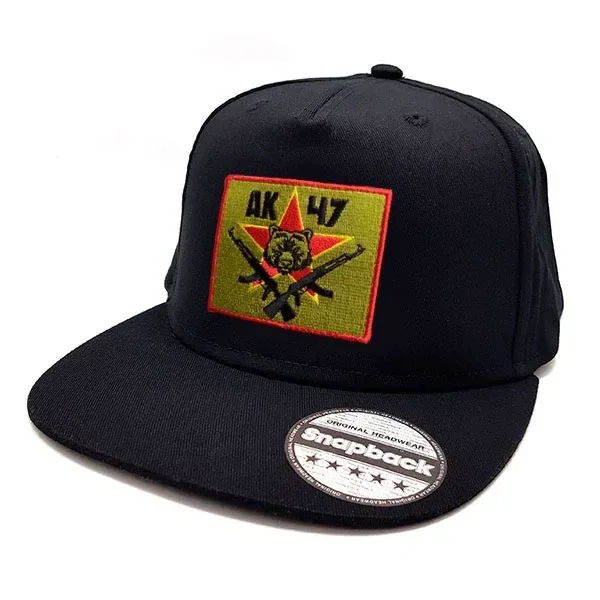 Gorra negra de visera plana con parche bordado AK 47, estrella roja, rostro de oso y fusiles cruzados, y pegatina Snapback en la visera.
