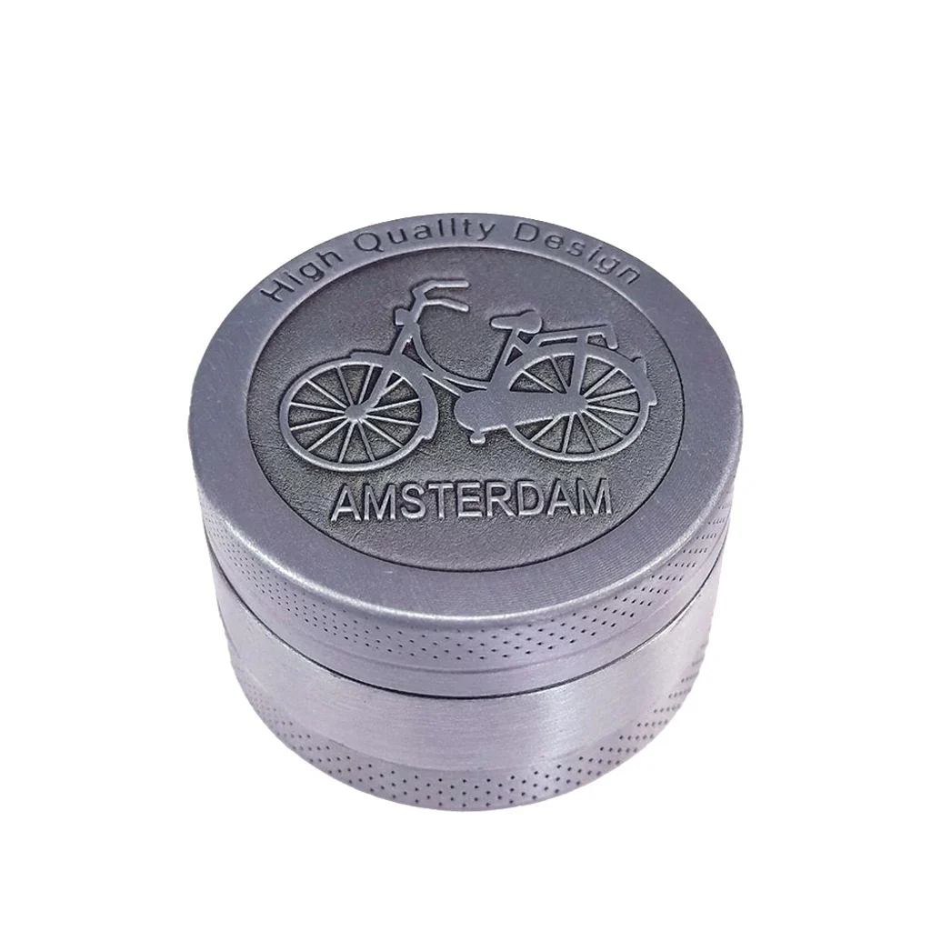 Grinder plateado cerrado, visto en perspectiva, con una bicicleta en relieve y las inscripciones «Amsterdam» y «High Quality Design».