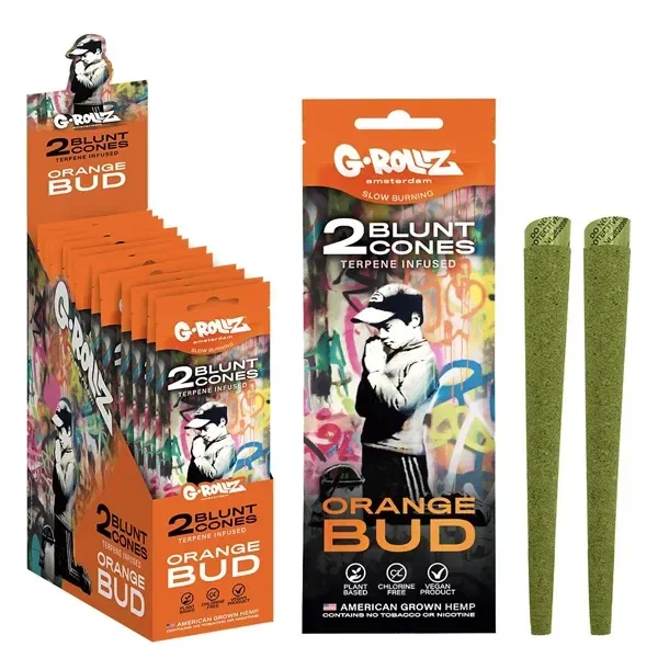 Conos verdes G-Rollz Orange Bud junto a un sobre naranja y un expositor con varios sobres decorados con un personaje y grafitis.