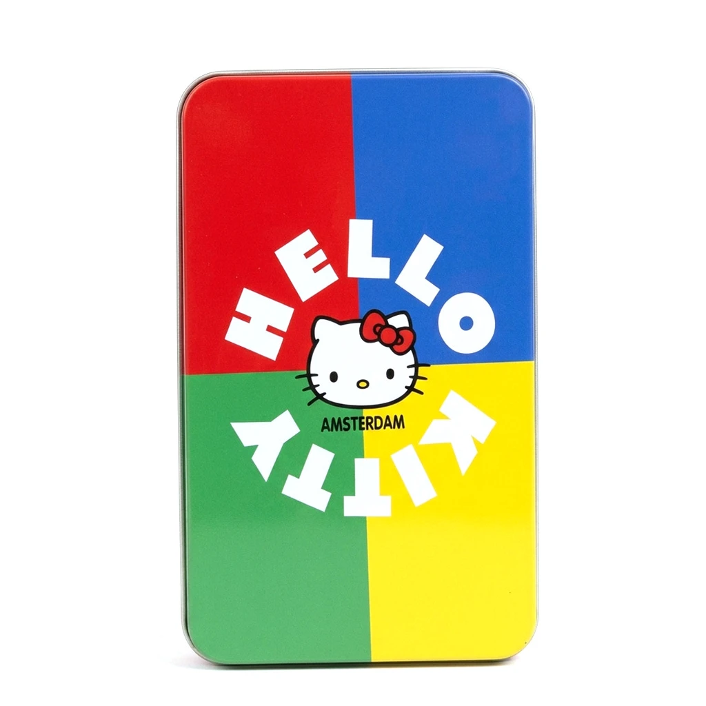 Caja de Hello Kitty Amsterdam rectangular con esquinas redondeadas, fondo rojo, azul, verde y amarillo y letras blancas alrededor del personaje.
