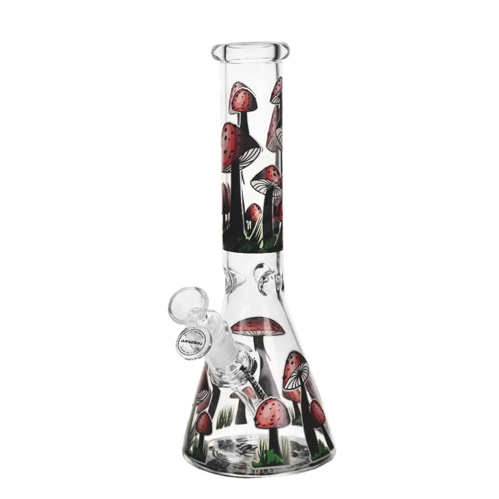 Bong de cristal transparente con base cónica, tubo alto y cazoleta lateral, decorado con setas rojas y negras sobre fondo blanco.