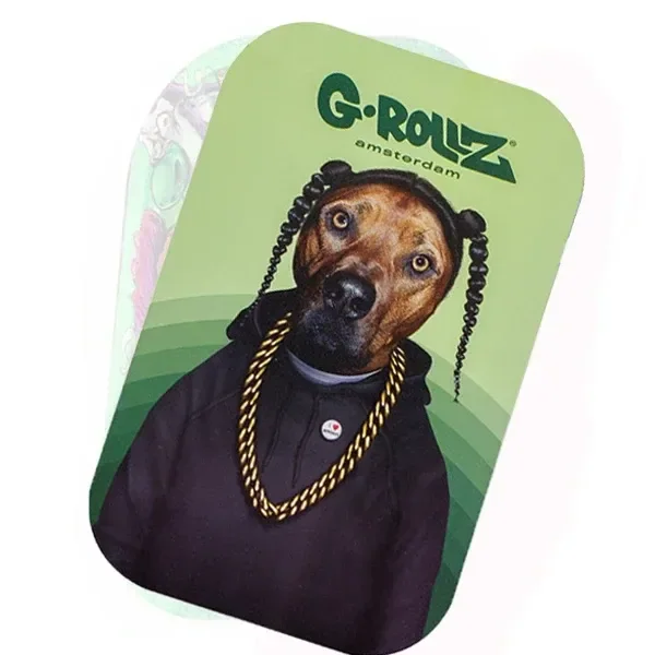 Tapa imantada G-Rollz con fondo verde y un perro ilustrado con trenzas, sudadera negra y cadenas doradas, presentada en diagonal.
