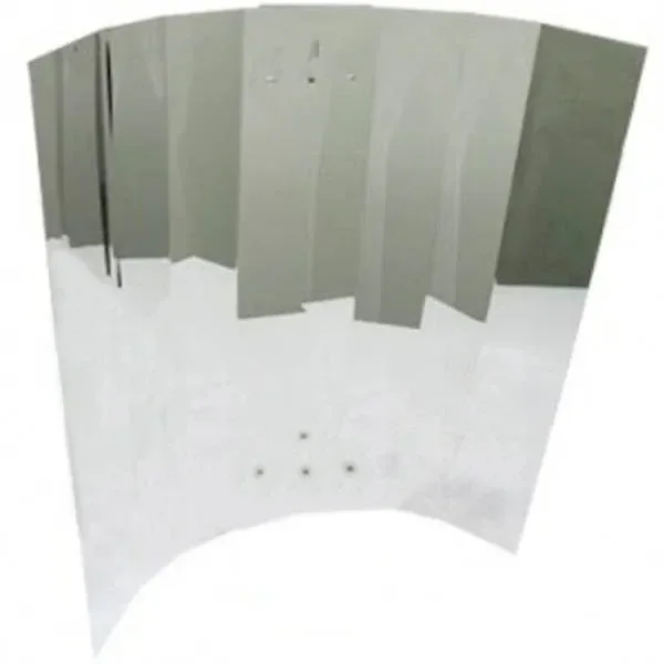 Reflector abierto de superficie lisa y plateada, curvado y con pliegues verticales y pequeños orificios, sobre fondo blanco. Reflector abierto de superficie lisa y plateada, curvado y con pliegues verticales y pequeños orificios, sobre fondo blanco.