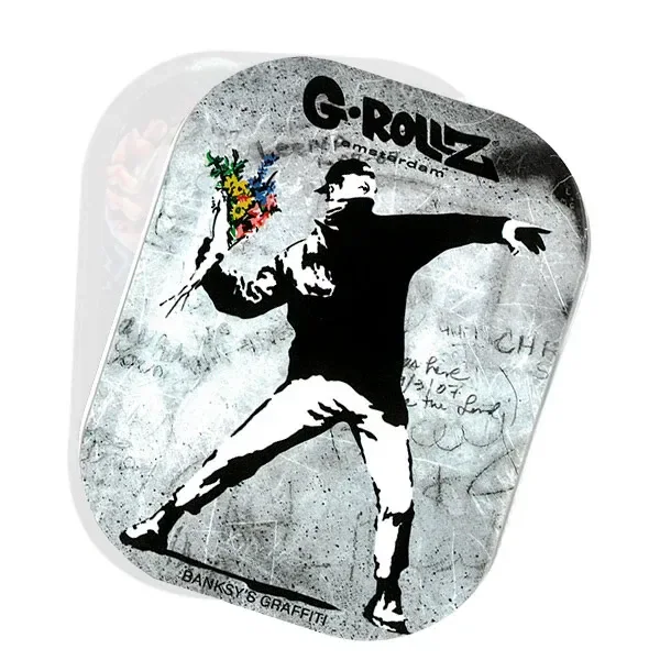 Tapa imantada G-Rollz con esquinas redondeadas y diseño Banksy Flower Thrower: figura en blanco y negro lanzando un ramo de colores. Tapa imantada G-Rollz con esquinas redondeadas y diseño Banksy Flower Thrower: figura en blanco y negro lanzando un ramo de colores.