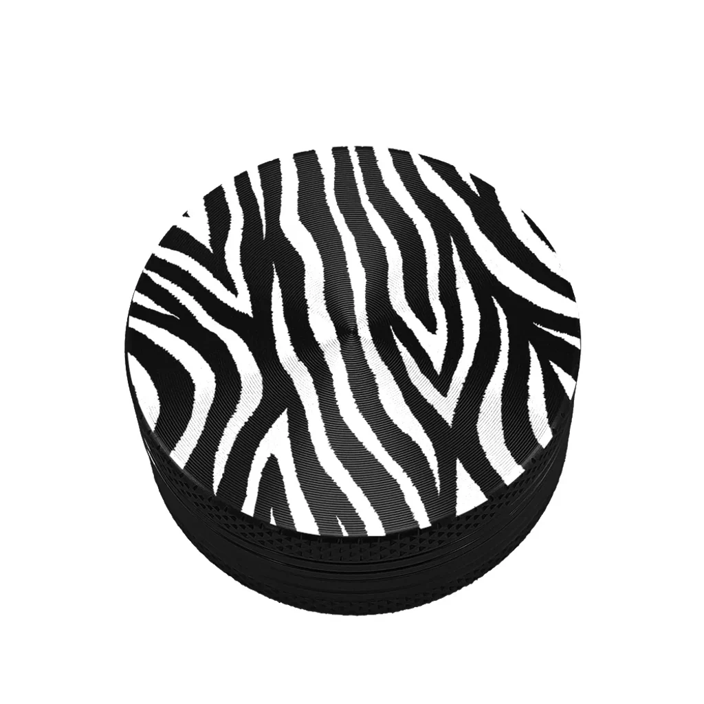 Grinder Metal Design Zebra cerrado, con tapa de rayas blancas y negras y cuerpo negro de borde texturizado, sobre fondo blanco.