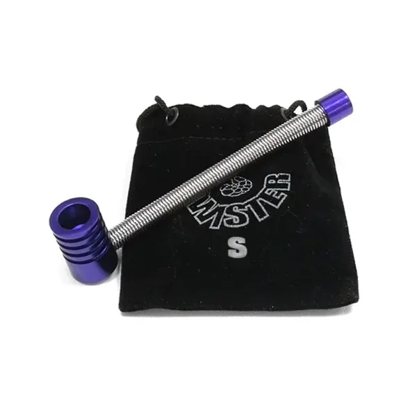 Pipa Twister S con tubo metálico de muelle y extremos lilas, dispuesta en diagonal sobre una bolsa negra con el nombre y la letra S.